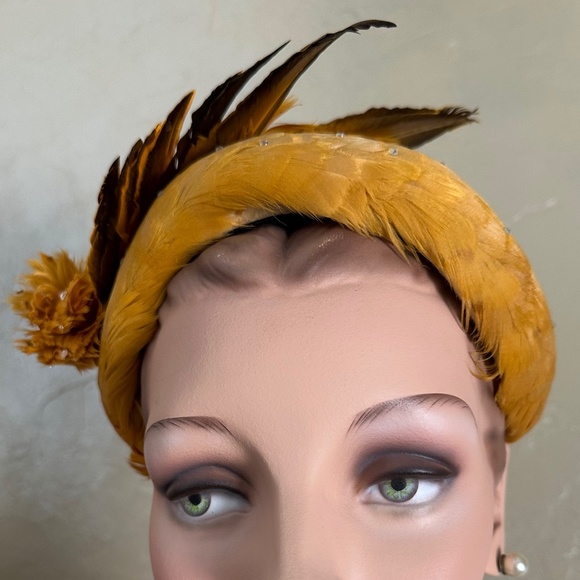 ENTHRALLING 1950s\' GOLD COLORED  FEATHER COCKTAIL HAT WITH FEATHER \